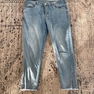 KENSIE SIZE 10/30 Skinny frayed split hem Jeans